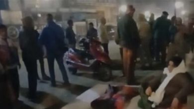 Photo of भरतपुर में खंडित श्रीकृष्ण चरण पादुका, पूर्व पार्षद जितेंद्र कौर ने धरना शुरू किया