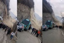 Photo of बारामुला के उड़ी मार्ग पर भूस्खलन, इको पार्क के सामने पहाड़ से गिरा मलबा