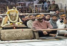 Photo of भस्म आरती में लीन विराट कोहली और कुलदीप यादव, मैच से पहले किए बाबा महाकाल के दर्शन!