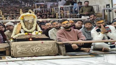 Photo of भस्म आरती में लीन विराट कोहली और कुलदीप यादव, मैच से पहले किए बाबा महाकाल के दर्शन!