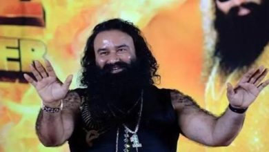 Photo of फिर जेल से बाहर आया राम रहीम, लेने पहुंचे हनीप्रीत व परिजन