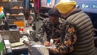 Photo of जालंधर: आइकोनिक शोरूम में तिजोरी से साढ़े 11 लाख रुपये चोरी