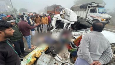 Photo of ग्वालियर में भीषण हादसा, कोहरे के बीच ट्रक ने कार को मारी टक्कर