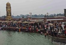 Photo of वसंत पंचमी: हरिद्वार में गंगा स्नान करने घाटों पर उमड़ी श्रद्धालुओं की भीड़