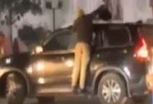 Photo of हिसार में आईजी ऑफिस के सामने पुलिसकर्मी को कार से उठाकर ले गए कार चालक