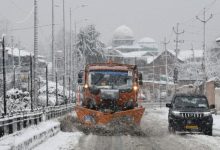 Photo of पहाड़ों पर बर्फ, मैदानों में बारिश: जम्मू-कश्मीर में मौसम ने बदला मिजाज, स्कूल और सड़कें बंद