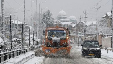 Photo of पहाड़ों पर बर्फ, मैदानों में बारिश: जम्मू-कश्मीर में मौसम ने बदला मिजाज, स्कूल और सड़कें बंद