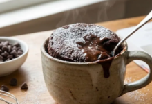 Photo of मीठा खाने का है मन? बिना मैदा और चीनी के 10 मिनट में तैयार करें टेस्टी चॉकलेट मग केक