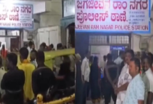 Photo of बेंगलुरु: रथ यात्रा पर पत्थरबाजी, भक्तों ने पुलिस स्टेशन के बाहर किया प्रदर्शन