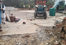 Photo of मदरसा और मस्जिद को मुस्लिम समुदाय ने खुद ही तोड़ना शुरू किया, प्रशासन ने दिया था ध्वस्तीकरण नोटिस