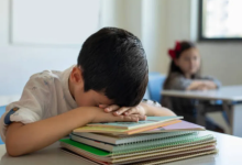 Photo of लंदन में तिलक लगाने पर 8 साल के बच्चे को स्कूल से निकाला