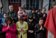 Photo of चीन में ईसाइयों को बनाया जा रहा निशाना, बाइबिल रखने पर सख्ती