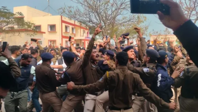 Photo of भोजशाला में शांतिपूर्ण आयोजन के बाद पुलिसकर्मियों ने किया नृत्य