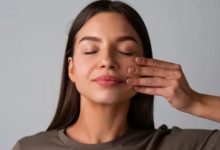Photo of फेस मसाज के लिए डर्मेटोलॉजिस्ट ने बताए 3 बेस्ट ऑयल
