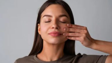 Photo of फेस मसाज के लिए डर्मेटोलॉजिस्ट ने बताए 3 बेस्ट ऑयल