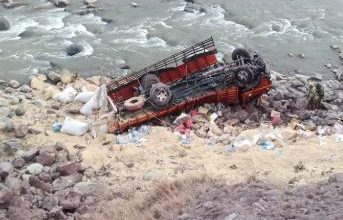 Photo of पुंछ में बड़ा हादसा: जम्मू-पुंछ हाईवे पर ट्रक नदी में गिरा
