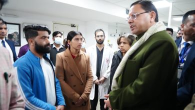 Photo of घायल यात्रियों का हाल पूछने दून अस्पताल पहुँचे मुख्यमंत्री पुष्कर सिंह धामी