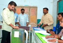 Photo of तेलंगाना में 116 नगर पालिकाओं-7 नगर निगमों के लिए वोटिंग जारी, CM रेवंत ने डाला वोट