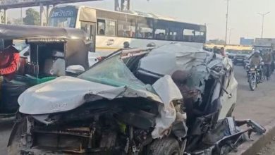Photo of गाजीपुर एनएच-9 सड़क हादसा: टोल के पास कार-ट्रक की भीषण टक्कर