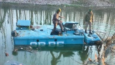 Photo of श्रीनगर में बड़ा हादसा, नहर में बंकर वाहन गिरा, सीआरपीएफ के सात जवान घायल