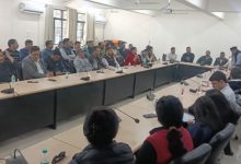 Photo of शिक्षा निदेशक से मारपीट प्रकरण: आज से काली पट्टी बांधकर विरोध जताएंगे शिक्षक