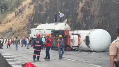 Photo of मुंबई-पुणे हाईवे हादसा: हाईवे पर गैस टैंकर पलटने से घंटों तक लगा रहा जाम
