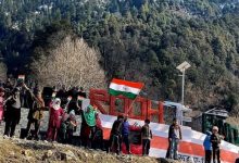 Photo of कुपवाड़ा की केरन घाटी में लोगों ने मनाया लोकतंत्र का जश्न, स्थानीय युवाओं ने उत्साह में लहराया तिरंगा