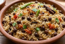 Photo of लंच हो या डिनर, अपनी खुशबू से ही आपके चेहरे पर मुस्कान ले आएगा खिला-खिला चना पुलाव