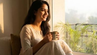 Photo of सुबह उठते ही चेहरे पर पाएंगे गुलाब-सी रौनक, बस रात में सोने से पहले करें 3 चीजों का यूज