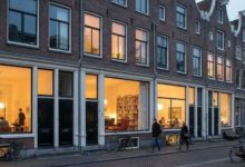 Photo of एक ऐसा देश जहां घरों में नहीं लगाए जाते पर्दे, सड़क से ही दिखता है अंदर का पूरा सीन