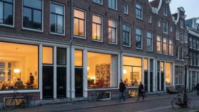 Photo of एक ऐसा देश जहां घरों में नहीं लगाए जाते पर्दे, सड़क से ही दिखता है अंदर का पूरा सीन