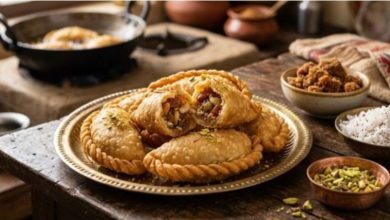 Photo of इस Holi गुड़ और नारियल से बनाएं हलवाई जैसी खस्ता गुजिया