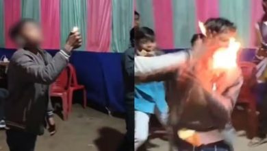 Photo of रील के लिए मौत का खेल! आग से स्टंट करते समय बच्चे का हुआ ऐसा हाल