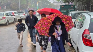 Photo of बूंदाबांदी से बदला दिल्ली-NCR का मौसम, 10 डिग्री तक गिरा पारा