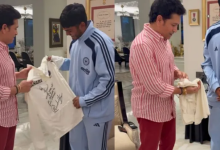 Photo of Sachin Tendulkar ने अंडर-19 कप्तान Ayush Mhatre को गिफ्ट की अपनी टेस्ट जर्सी