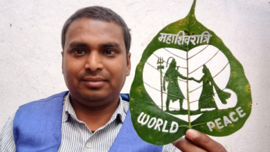 Photo of महाशिवरात्रि पर मधुरेंद्र कुमार की अनोखी लीफ आर्ट! छोटे पत्ते पर उकेरी भगवान शिव-पार्वती की आकृति