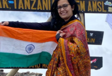 Photo of इंदौर की बेटी आंकाक्षा ने 19 हजार फीट ऊंची किलिमंजारों चोटी पर की चढ़ाई, साड़ी पहन लहराया तिरंगा