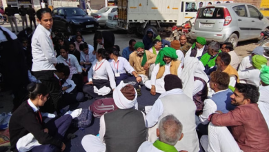 Photo of हांसी में विधायक आवास के बाहर बैठीं छात्राएं: माइग्रेशन न मिलने पर धरना