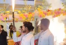 Photo of शादी में दुल्हन की हो रही थी ग्रैंड एंट्री, तभी फूलों की चादर में लग गई आग