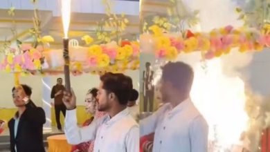 Photo of शादी में दुल्हन की हो रही थी ग्रैंड एंट्री, तभी फूलों की चादर में लग गई आग