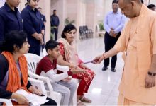 Photo of जनता दर्शन: सीएम योगी ने बच्चे से ली पढ़ाई की जानकारी…