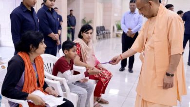 Photo of जनता दर्शन: सीएम योगी ने बच्चे से ली पढ़ाई की जानकारी…
