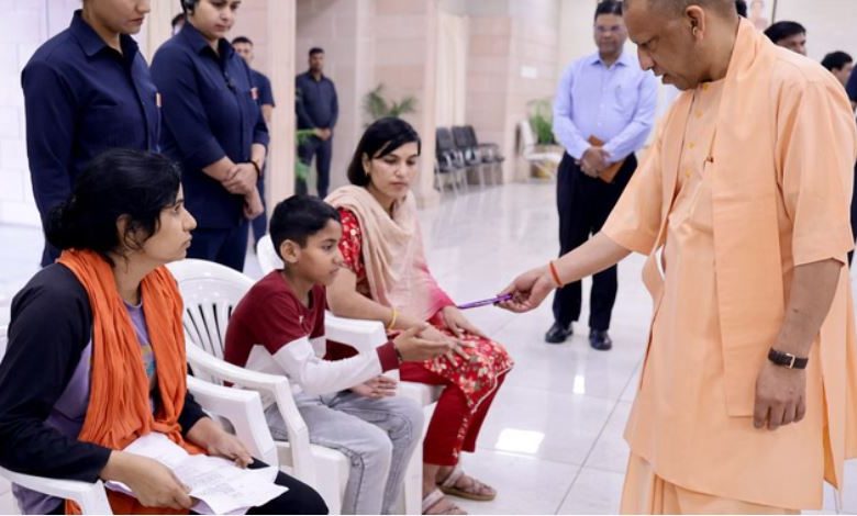 Photo of जनता दर्शन: सीएम योगी ने बच्चे से ली पढ़ाई की जानकारी…