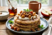Photo of नाश्ते में खाने के लिए कुछ हेल्दी ढूंढ रहे हैं? मिनटों में तैयार करें एप्पल योगर्ट पैनकेक