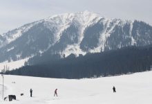 Photo of कश्मीर में मौसम का बदलता मिजाज: बारिश और बर्फबारी से तापमान गिरा