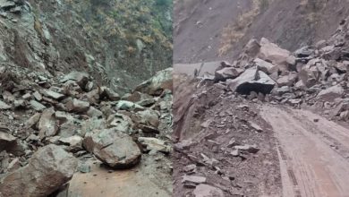 Photo of बारामुला-उड़ी राष्ट्रीय राजमार्ग पर भूस्खलन, दोनों ओर फंसे वाहन