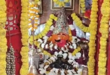 Photo of मंदिर के बाहर बैठकर बीड़ी पी, फिर गेट तोड़ चांदी के छत्र ले उड़ा चोर, CCTV में कैद वारदात