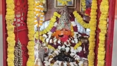 Photo of मंदिर के बाहर बैठकर बीड़ी पी, फिर गेट तोड़ चांदी के छत्र ले उड़ा चोर, CCTV में कैद वारदात