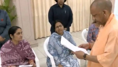 Photo of सीएम योगी ने सुनी लोगों की समस्याएं, बोले- घबराइए नहीं हर समस्या का समाधान कराएंगे