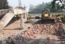 Photo of 12 वर्ष पहले बनी मस्जिद में गरजा बुलडोजर, आसपास पूरे क्षेत्र में तैनात रही पुलिस